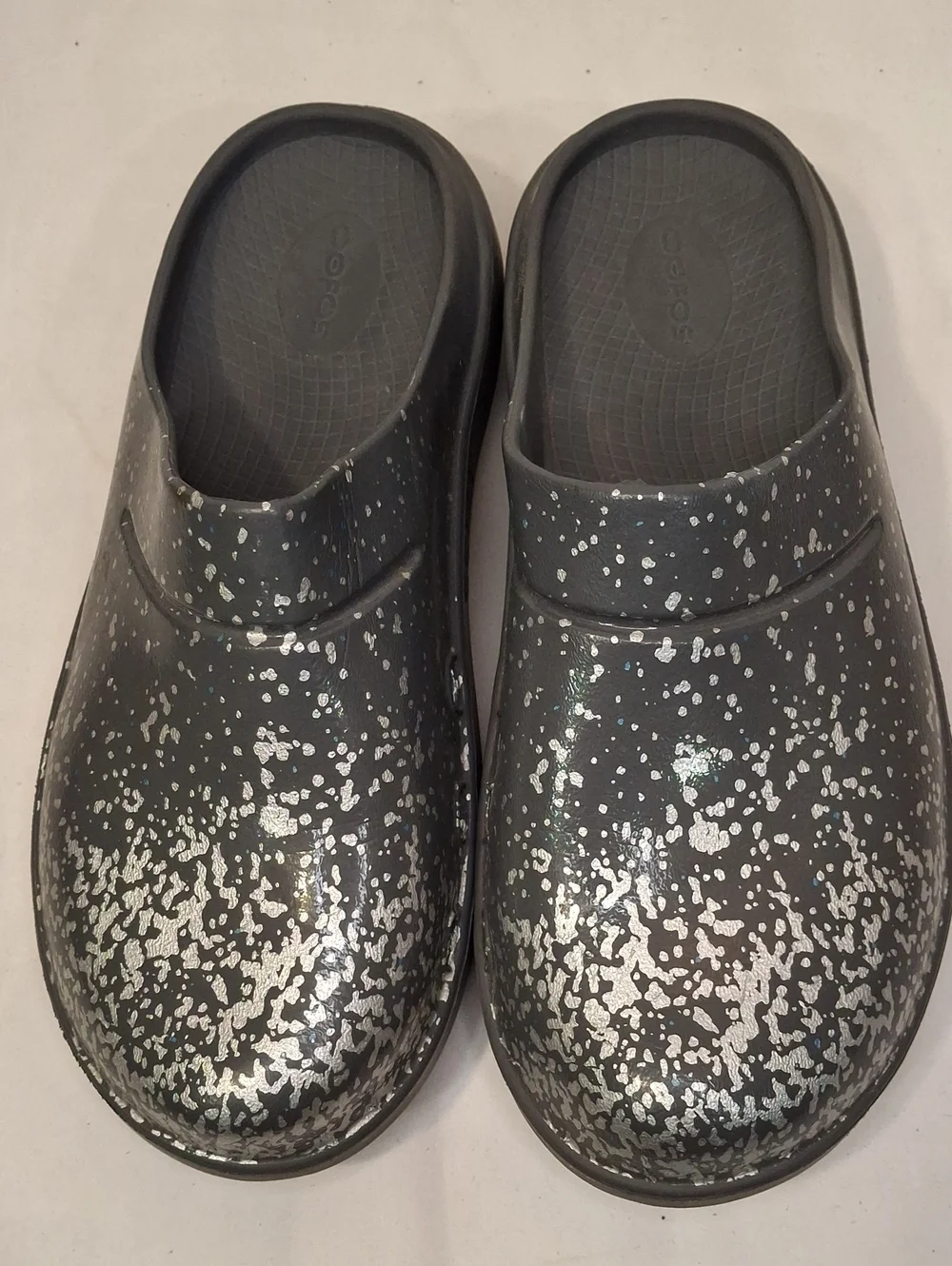 OOFOS Men's Black Slip-On Clogs with Silver Speckle. Great Almost New Casual